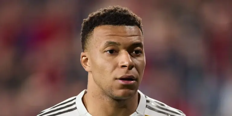 Mbappé pillado con Ester Expósito en Cerdeña y el madridismo arde