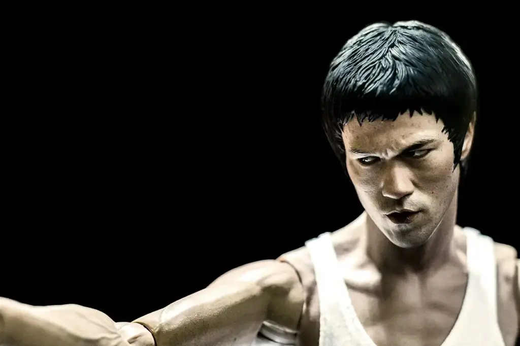 Bruce Lee, filósofo, aconseja no pedir una vida libre de obstáculos, sino la fortaleza mental para superar los más difíciles