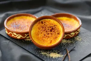 Crema Catalana con costra de cristal: el truco del azúcar moscovado y el soplete de doble llama.