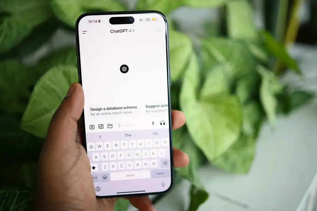 Borrar ChatGPT: por qué cientos de personas están desinstalando la app de sus móviles 2 Cada vez más usuarios deciden borrar ChatGPT de sus móviles por preocupación por la privacidad y el uso de sus datos