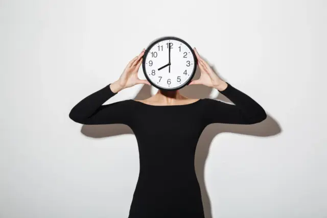 Los españoles están en contra del cambio de hora y del horario de invierno, pero el 50 % no entiende una factura de la luz