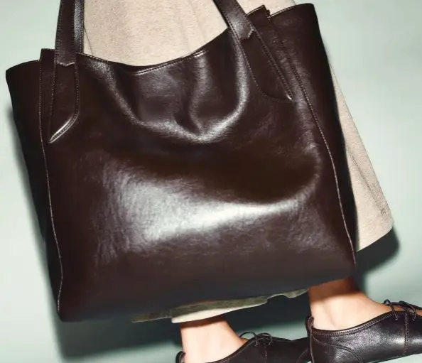 Zara tiene los bolsos 'shopper' más elegantes de la primavera: Renueva tu armario por menos de 40 euros 2 Maxi shopper de Zara para quienes necesitan espacio extra