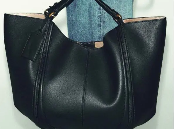 Zara tiene los bolsos 'shopper' más elegantes de la primavera: Renueva tu armario por menos de 40 euros 4 El clásico negro en formato maxi shopper de Zara
