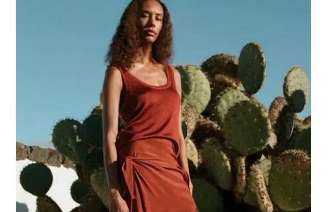 Los 3 conjuntos de Sfera que todas las influencers están recomendando llevar en primavera 2 El poder del color con el binomio teja y naranja