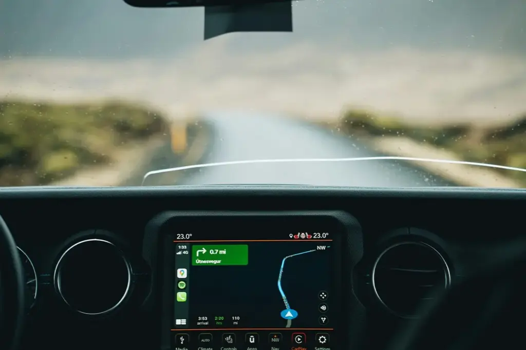 CarPlay da un salto de inteligencia al conectarse con ChatGPT y Gemini tras la actualización a iOS 26.4-1