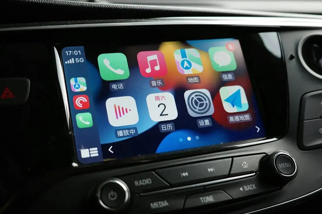 CarPlay se vuelve más inteligente con iOS 26.4 al integrar compatibilidad con ChatGPT y Gemini