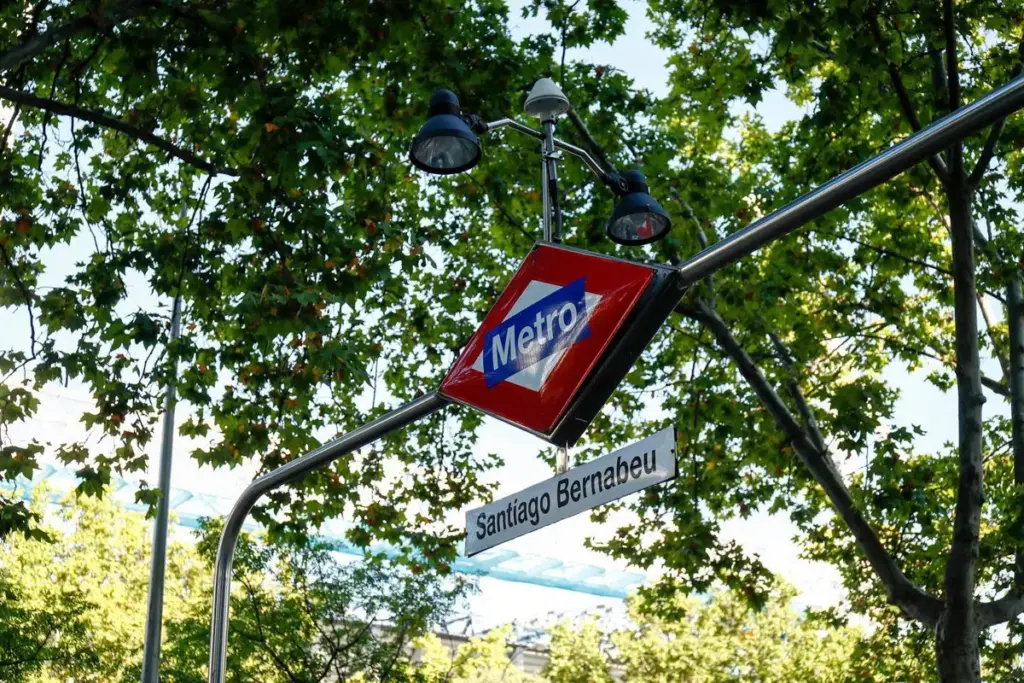 Cartel de la estación de Metro Santiago Bernabéu