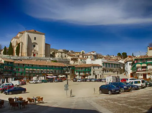Chinchón y su icónica Plaza Mayor: El viaje gastronómico de un día perfecto a solo 45 km de Madrid Chinchón y su icónica Plaza Mayor: El viaje gastronómico de un día perfecto a solo 45 km de Madrid
