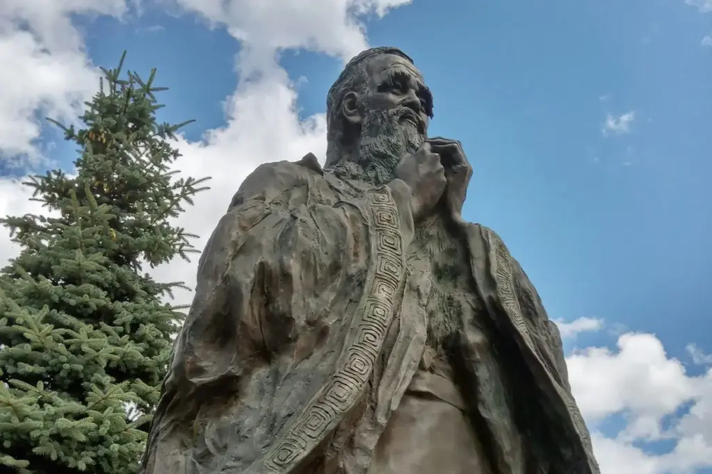 Confucio, filósofo, sostiene que la plenitud humana no depende del éxito externo, sino de cultivar la virtud y la paz interior