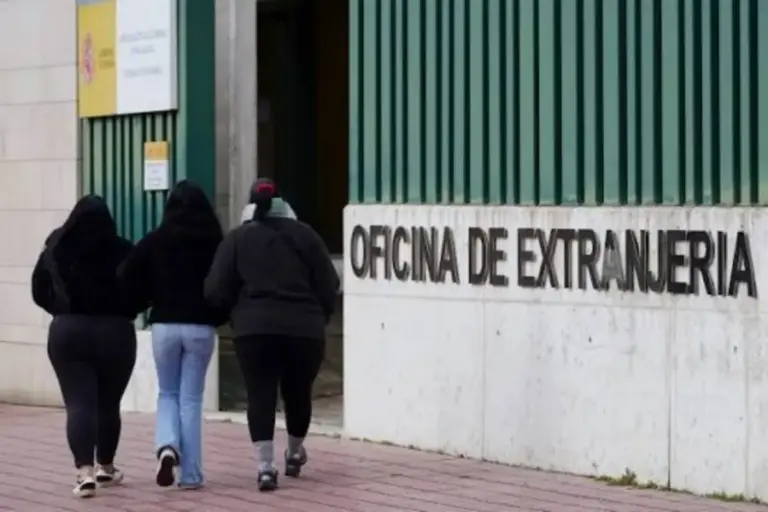 El Supremo no paraliza la regularización de inmigrantes, pero la pone en manos de Europa