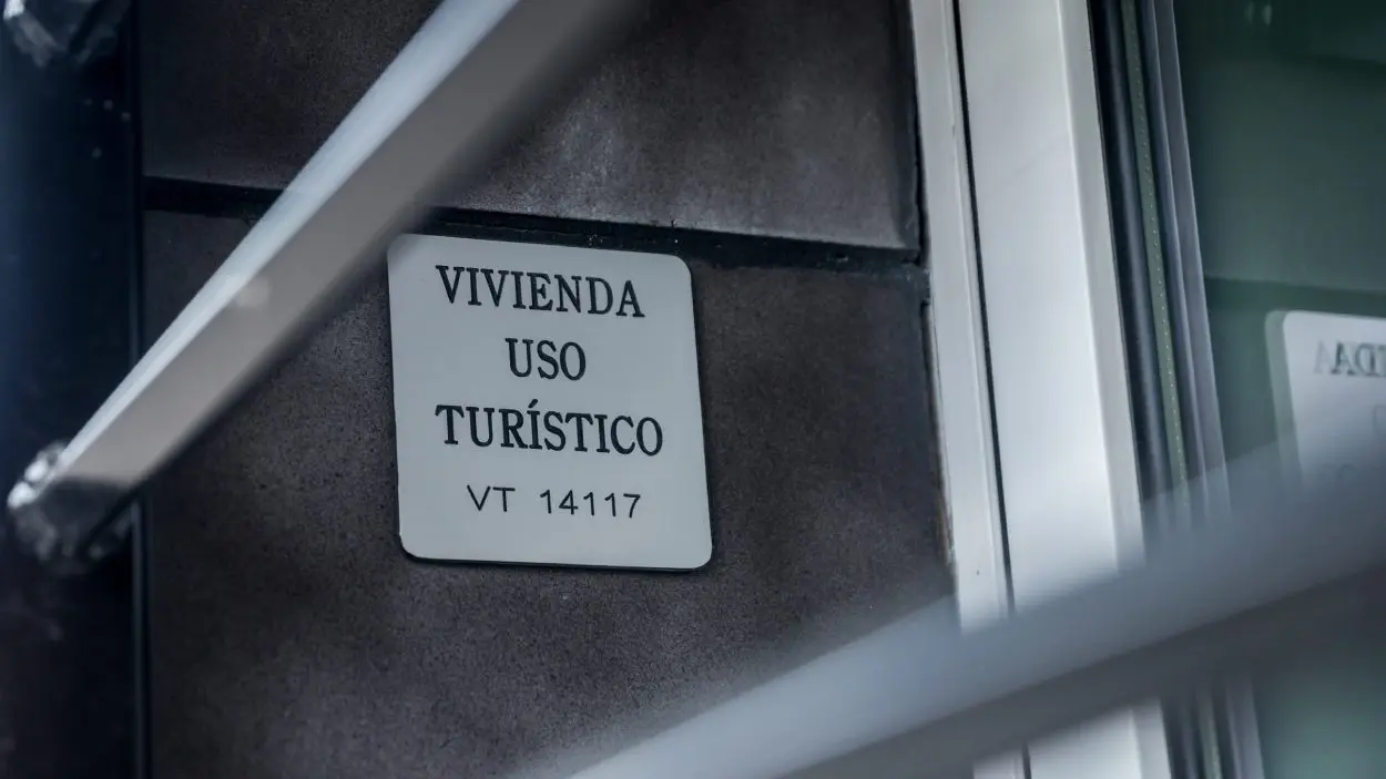 El BOE lanza una nueva advertencia a los pisos de Airbnb y Booking: puede tumbar miles de anuncios