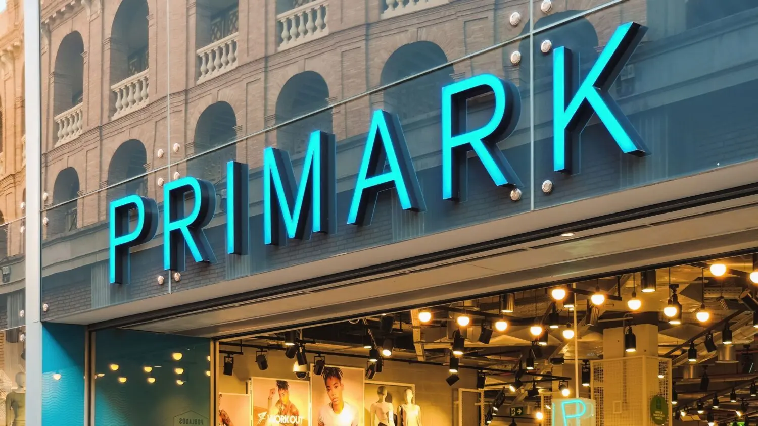 El Real Madrid aterriza en Primark con una línea de ropa low-cost: La prenda de 22 euros ya se agota
