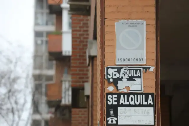 Consumo prepara la regulación del alquiler temporal en España, donde viven más de un millón de personas