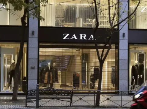 El bolso de la reina Letizia que puedes encontrar en Zara por menos de 30 euros | Fuente: Zara El bolso de la reina Letizia que puedes encontrar en Zara por menos de 30 euros