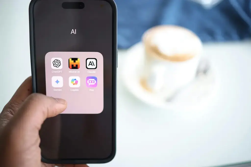 Borrar ChatGPT: por qué cientos de personas están desinstalando la app de sus móviles 3 El cansancio digital y el miedo a la dependencia de la IA están detrás de que muchas personas desinstalen la app de ChatGPT