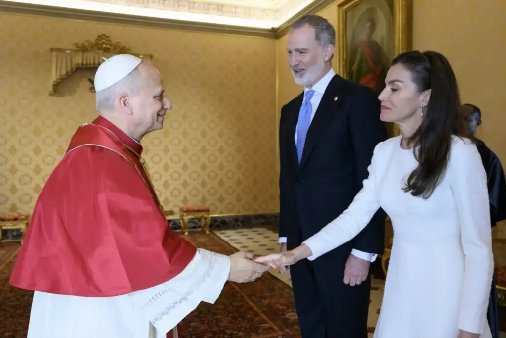 La prensa europea estalla contra la reina Letizia por lo que se atrevió a hacer ante el Papa León XIV 1 El diseñador Juan Avellaneda analiza el vestuario de la reina Letizia durante su visita al Vaticano