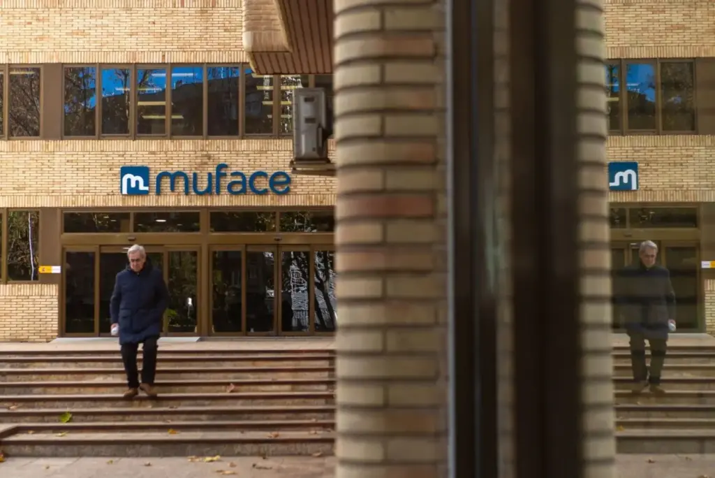 La fuga silenciosa de funcionarios de Muface se acelera en medio de quejas por la atención sanitaria 3 El efecto de la salida de aseguradoras y la incertidumbre en el sistema