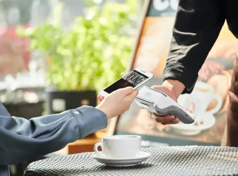 El lanzamiento de Bizum Pay suma una alternativa más para pagar con el móvil sin sacar la tarjeta de la cartera El lanzamiento de Bizum Pay suma una alternativa más para pagar con el móvil sin sacar la tarjeta de la cartera