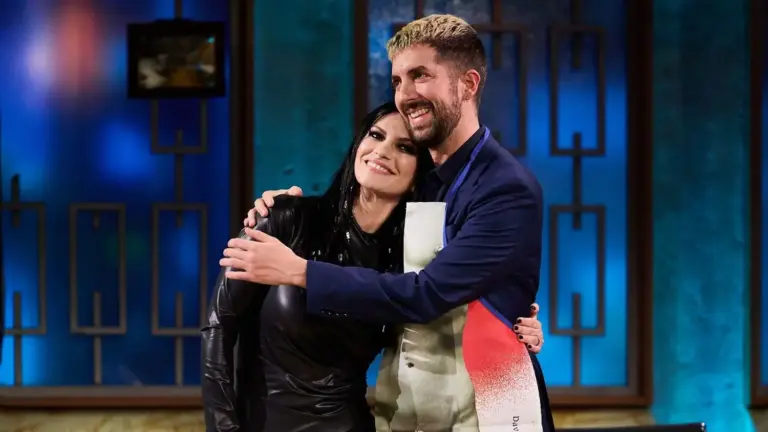 El surrealista regalo 'talla grande' que le ha llevado Laura Pausini a Broncano en 'La Revuelta'