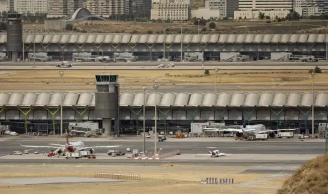 El negocio clandestino de taxis ilegales en Barajas: los 'tironeros' que inflan los precios con hasta 7 carreras en 2 horas