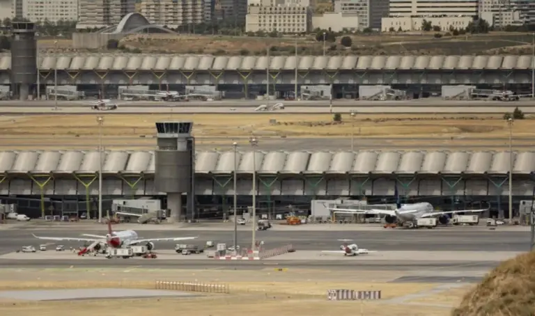 El negocio clandestino de taxis ilegales en Barajas: los 'tironeros' que inflan los precios con hasta 7 carreras en 2 horas