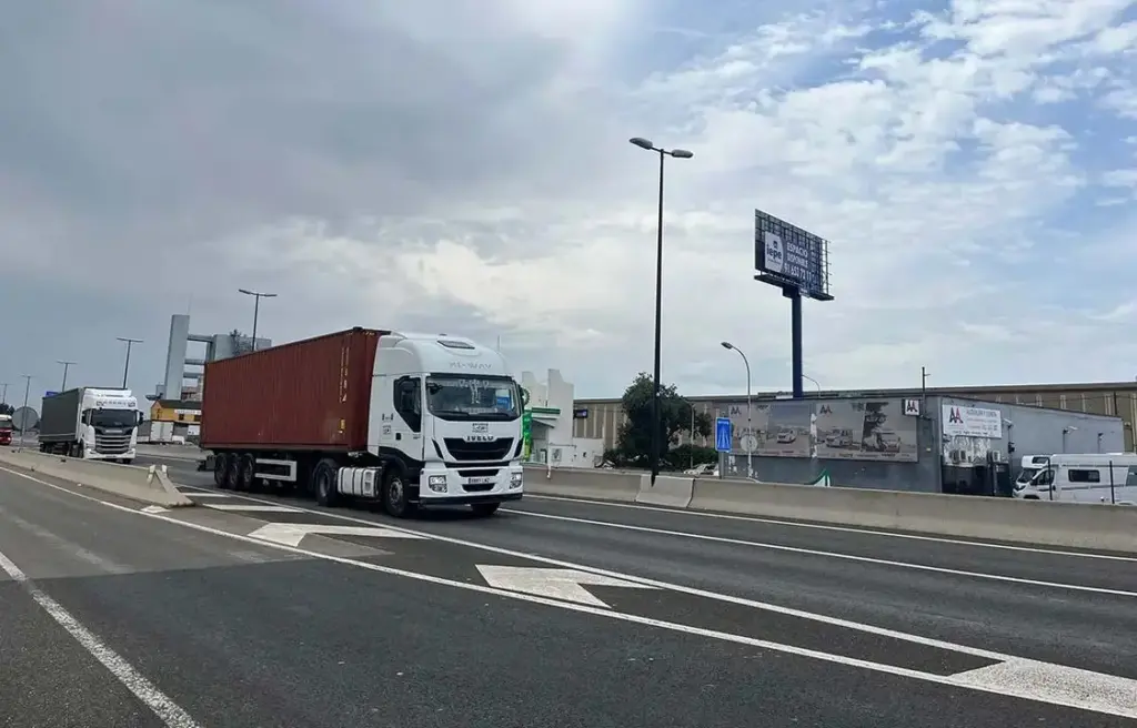 El objetivo de la DGT: evitar el famoso “adelantamiento elefante”