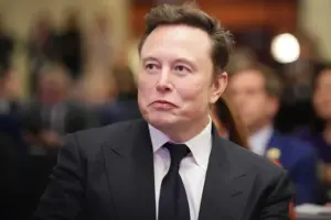 Elon Musk lidera la otra guerra: cientos de millones de dispositivos móviles en el punto de mira