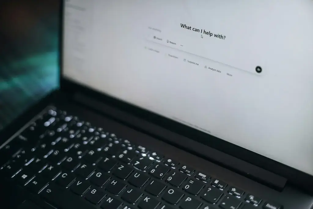 En la vida diaria, ChatGPT puede equivocarse al dar consejos prácticos, calcular pasos concretos o comprender ironías y emociones