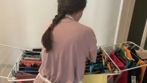 Explotación en pleno siglo XXI: el alarmante sueldo de muchas empleadas del hogar en España que no llegan ni a la mitad del SMI