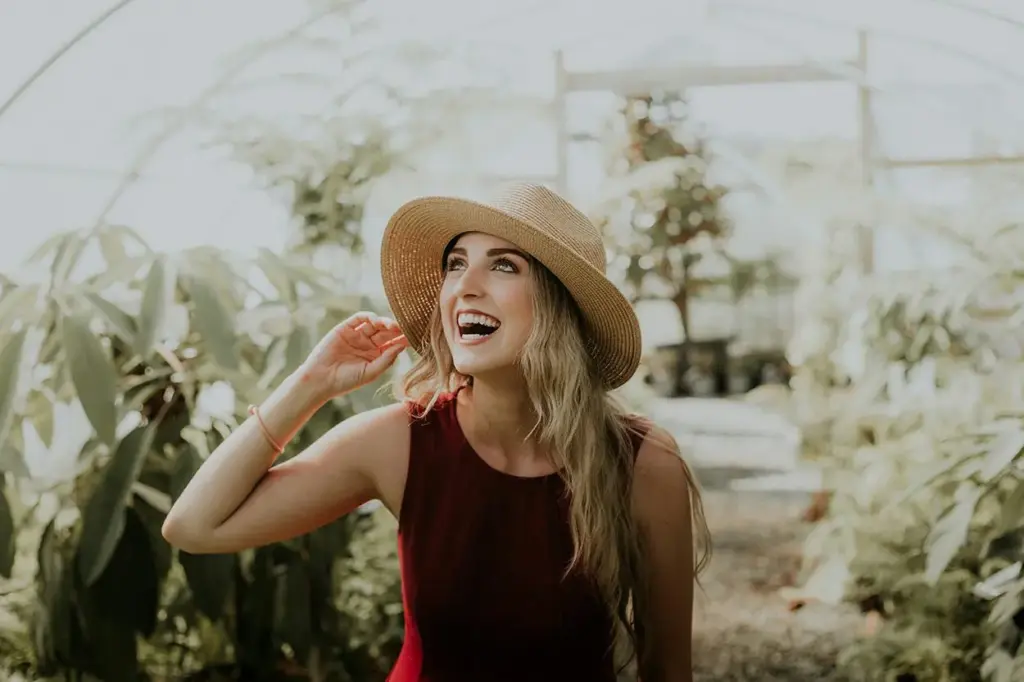 François de La Rochefoucauld, filósofo, afirma que nuestra mente nos engaña_ nunca alcanzamos los extremos de felicidad o desgracia que imaginamos