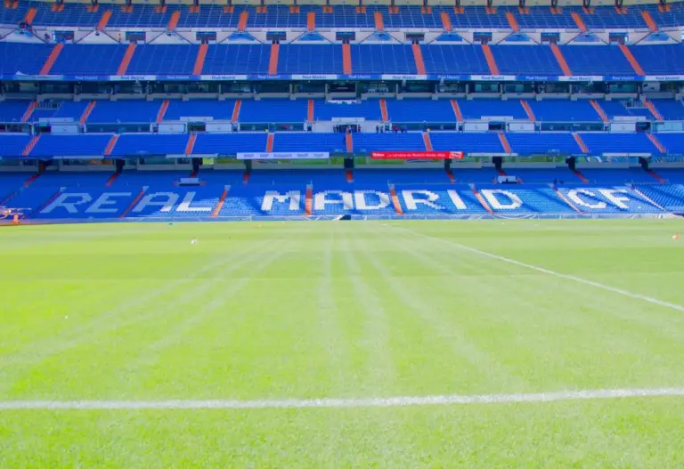 La UEFA sitúa a tres clubes de LALIGA entre los principales actores económicos de Europa