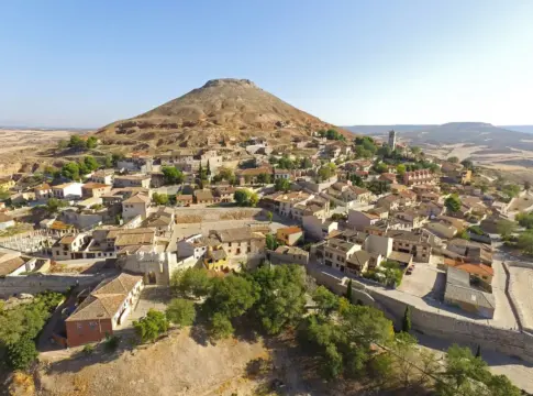 Caminar por este pueblo de Guadalajara a una hora de Madrid te hace sentir en 1950 y es el plan perfecto para abril Caminar por este pueblo de Guadalajara a una hora de Madrid te hace sentir en 1950 y es el plan perfecto para abril