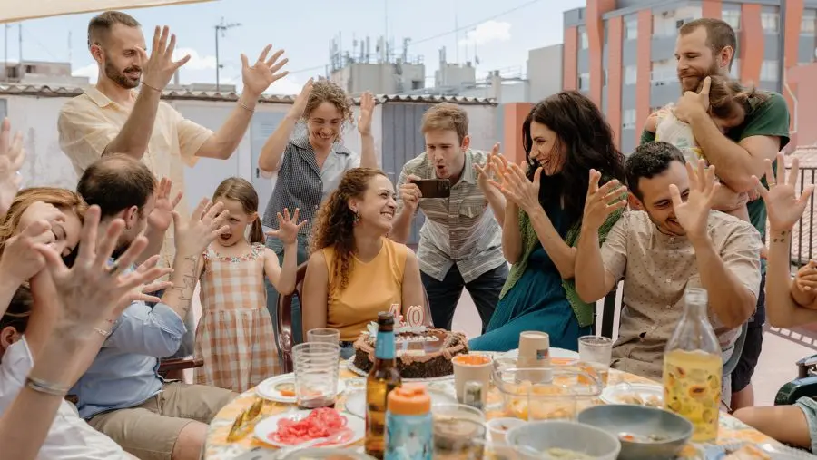 Los sordos denuncian las barreras para acceder a la oferta cultural en España: "Pasad del aplauso a la acción" 1 Personas sordas celebrando