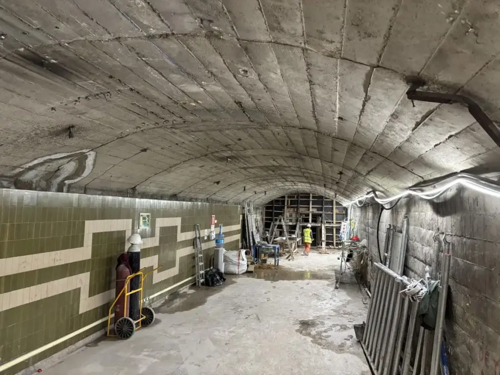 Interior de la nueva estación de Metro de Santiago Bernabéu