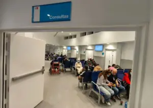 Ir al médico en España sin papeles cambiará con la nueva sanidad universal que prepara el Gobierno