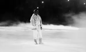 Kanye West actuando en vivo en su gira previa. Imagen promocional