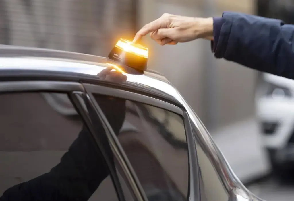 La DGT activa la Operación Verano con nuevo dispositivo obligatorio y el nuevo teléfono 018 1 La baliza V16 de la DGT condena a millones de conductores en Semana Santa