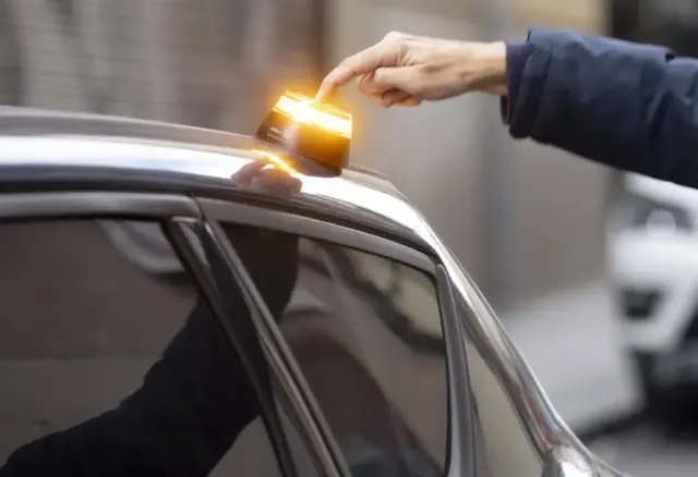 La baliza V16 de la DGT condena a millones de conductores en Semana Santa