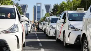 La batalla de los taxistas contra los VTC escala a Europa y la ley catalana amenaza con cambiar de nuevo el transporte urbano
