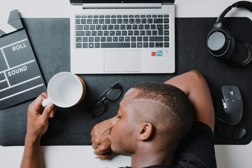 La frase de Demócrito recuerda que aplazar constantemente las tareas impide concluir nada con calidad