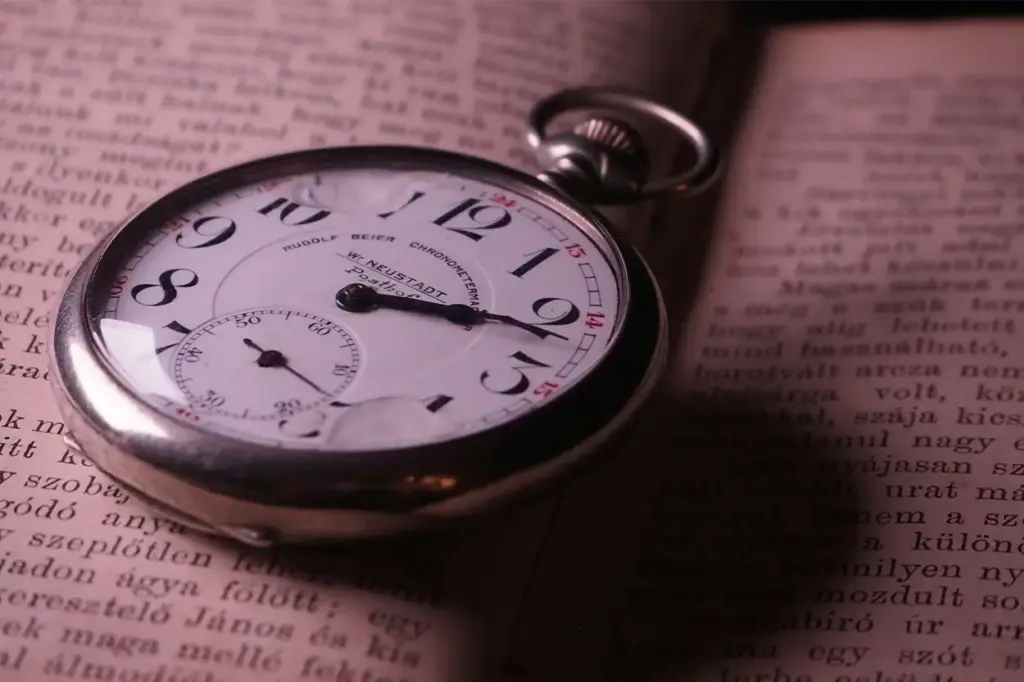 La idea de que el tiempo podría ser una ilusión sugiere que todos los instantes existirían simultáneamente