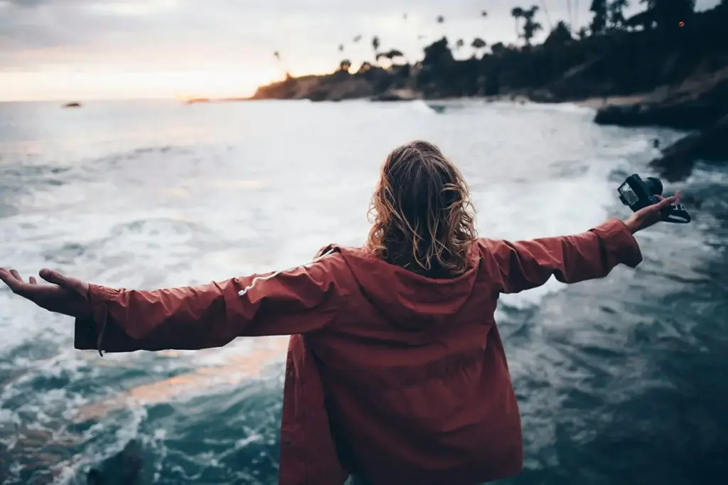 La metáfora de Zhuang Zi sugiere que lo que se sale de la norma puede conservar mejor su autenticidad que lo perfectamente recto