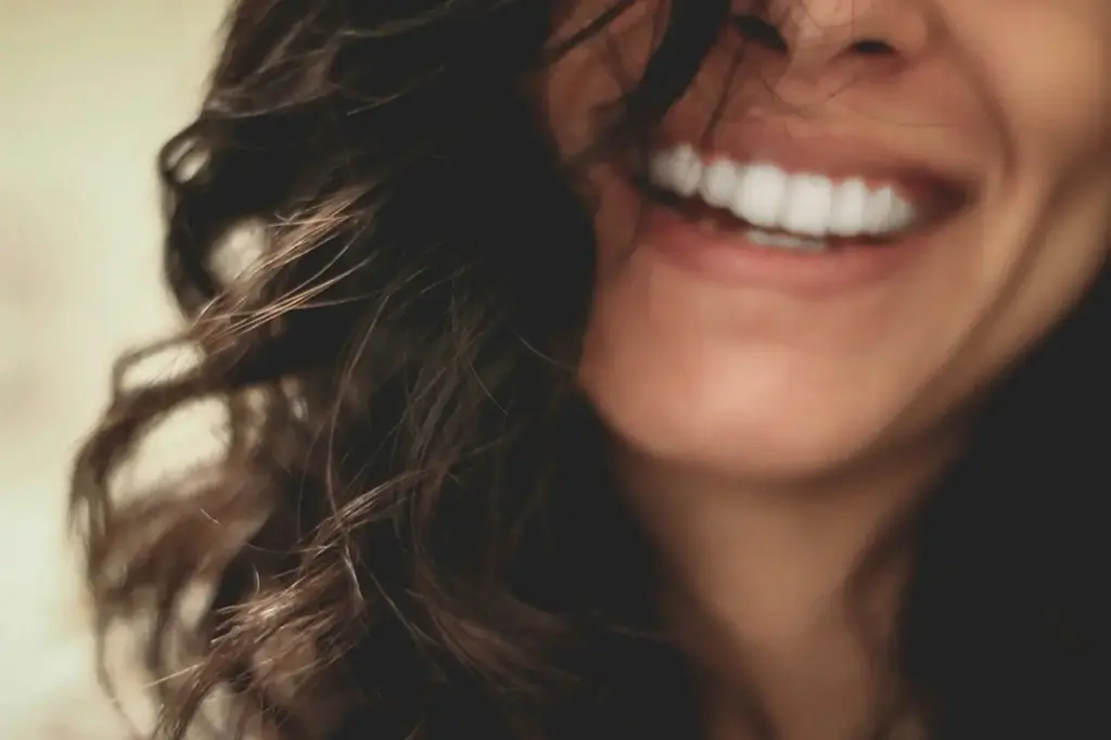 La reflexión de La Rochefoucauld subraya que solemos exagerar tanto la dicha como la desgracia en nuestra imaginación