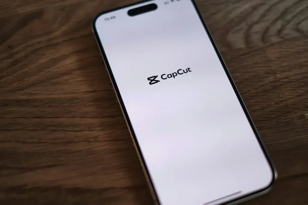 Las funciones de IA en TikTok y CapCut ayudan a generar efectos, montajes y guiones que aumentan las opciones de que un vídeo se vuelva viral