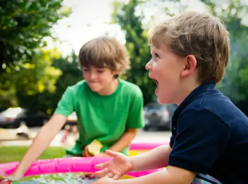 Las palabras de David Pastor Vico reivindican el derecho de los niños a jugar mucho como condición básica para crecer sanos Las palabras de David Pastor Vico reivindican el derecho de los niños a jugar mucho como condición básica para crecer sanos
