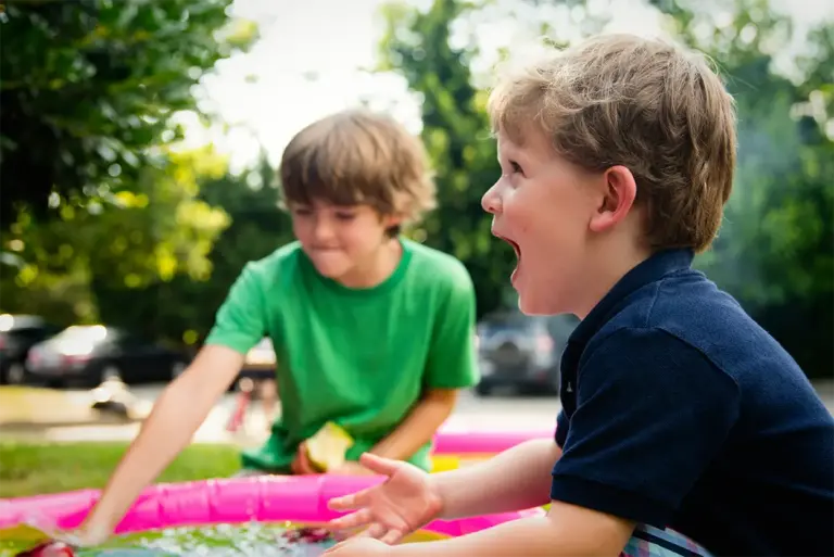 Peter Gray sostiene que los nacidos entre 1960 y 1970 tuvieron la última infancia feliz, ¿y las demás generaciones?