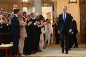 Letizia deja solo a Felipe VI: El desplante en su último acto reactiva los rumores de ruptura