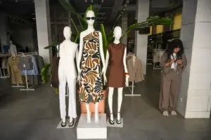 Lo que hacen con la ropa que no se vende en Zara, Primark y demás tiendas ha obligado a la UE a tomar medidas