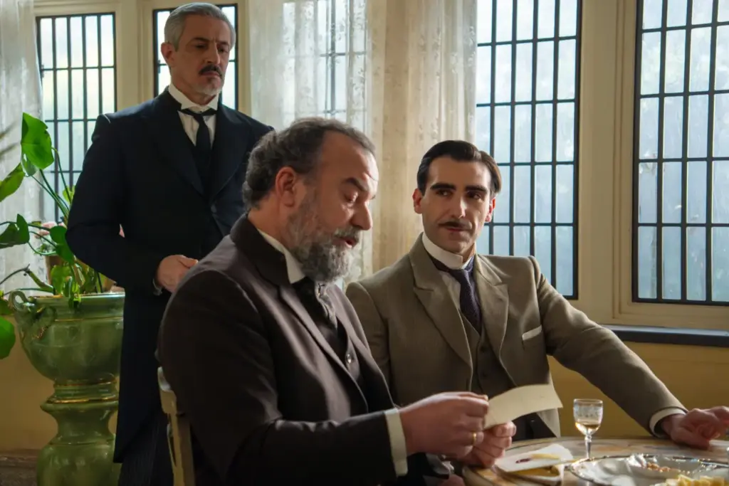 Lorenzo lanza una bomba y Curro prepara su venganza familiar