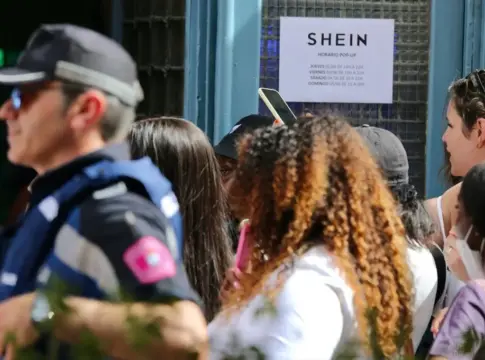 Los clientes españoles de Temu y Shein se enfrentan a un nuevo 'tasazo'. despídete de los paquetes baratos Los clientes españoles de Temu y Shein se enfrentan a un nuevo 'tasazo': despídete de los paquetes baratos